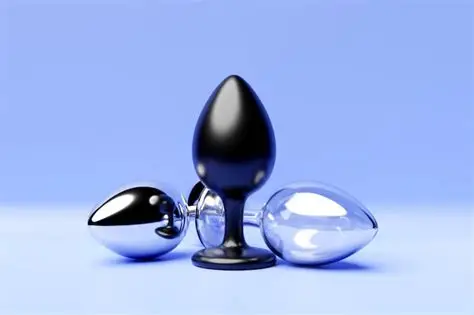 Médico faz alerta sobre uso do plug anal e vídeo viraliza; assista 6 Conjunto de três plugs anais: metálico prateado pequeno, grande preto e transparente de vidro em fundo azul-claro