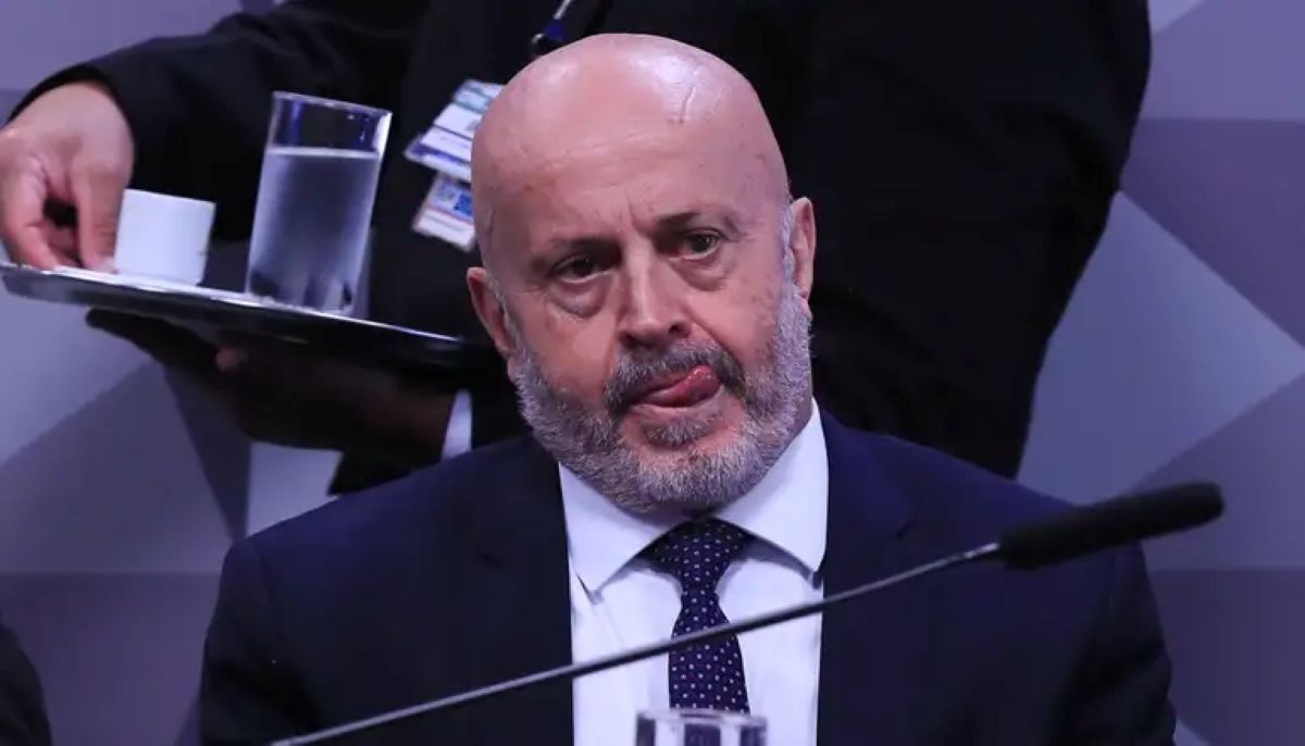 ‘Careca do INSS’: Justiça nega recurso e libera uso do apelido 6 Homem careca de terno durante audiência associado ao caso conhecido como “Careca do INSS”