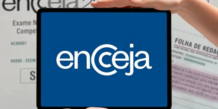 Datas do Encceja 2026 divulgadas no edital; veja como se inscrever e quando fazer a prova 6 Mãos segurando um tablet que exibe o logotipo do Encceja, com um fundo desfocado mostrando folhas de redação e documentos de prova.