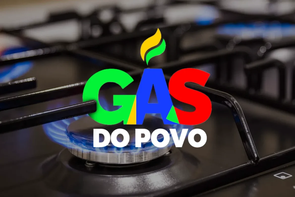 Close de um queimador de fogão aceso com uma chama azul estável. Sobre a imagem, no centro, aparece o logotipo colorido "GÁS DO POVO" em letras grandes com uma pequena chama verde e amarela acima da letra A.