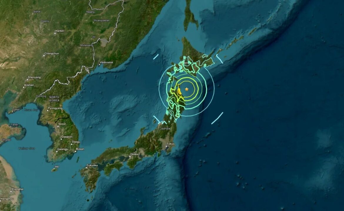 Mapa de satélite mostrando o Japão com círculos concêntricos e uma estrela laranja no Oceano Pacífico, ilustrando o epicentro do forte terremoto de abril de 2026 e o alerta de tsunami.
