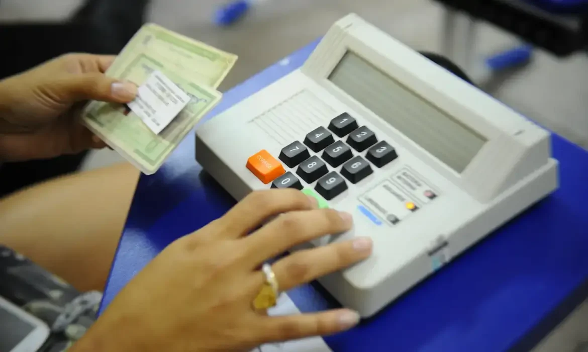 Pessoa utilizando equipamento eletrônico para validar documento eleitoral antes do prazo de regularização para as eleições de 2026.