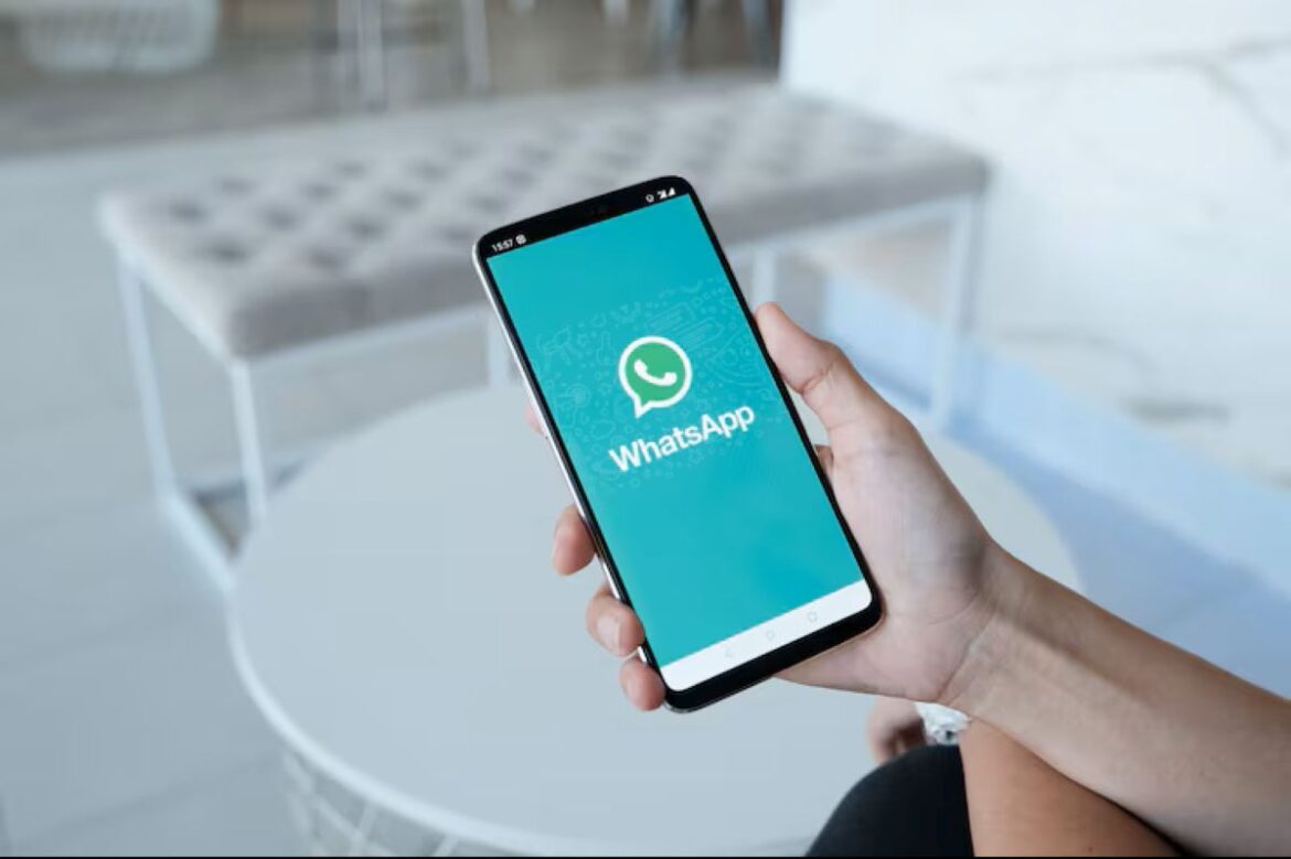 Celular exibindo conversa em grupo do WhatsApp com novos participantes