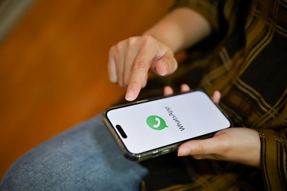 Tela do WhatsApp aberta em smartphone enquanto usuário interage com o aplicativo em celular Android.