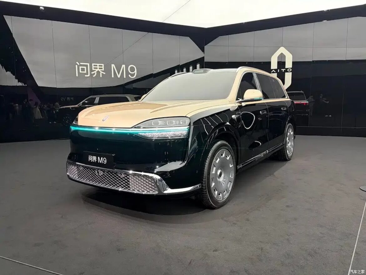 SUV AITO M9 preto e dourado exposto em evento com letreiro 问界 M9 e logo AITO ao fundo
