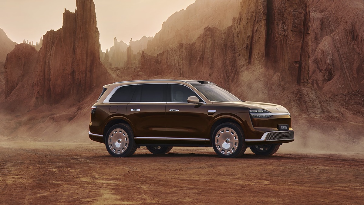 A HIMA lança o novo M9 na China: até 890 cv, a partir de 70.600 dólares 6 SUV HIMA AITO M9 marrom escuro estacionado em paisagem desértica com formações rochosas avermelhadas ao fundo