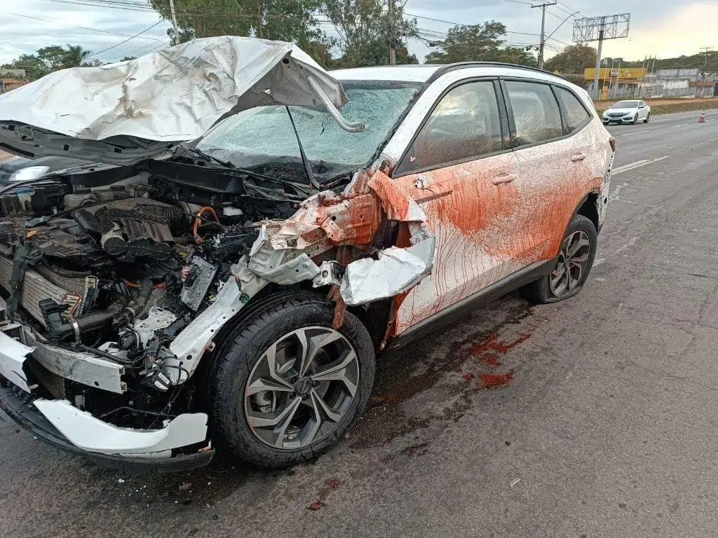 Acidente do cantor Israel em Goiás: colisão na BR-153 deixa animal morto e carro destruído 6 SUV branco com frente destruída e marcas de sangue na lataria após acidente com cavalo na BR-153 em Goiânia
