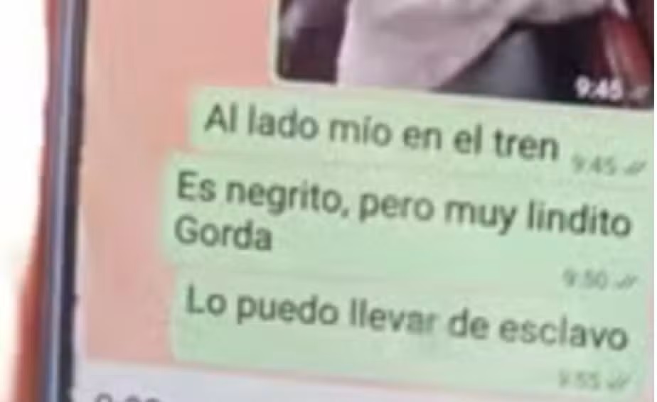 Argentino fotografa criança negra em MG e diz "posso levá-lo como escravo": homem foi preso em flagrante 6 Tela de celular exibe conversa em espanhol com frases racistas como "lo puedo llevar de esclavo" em balões verdes