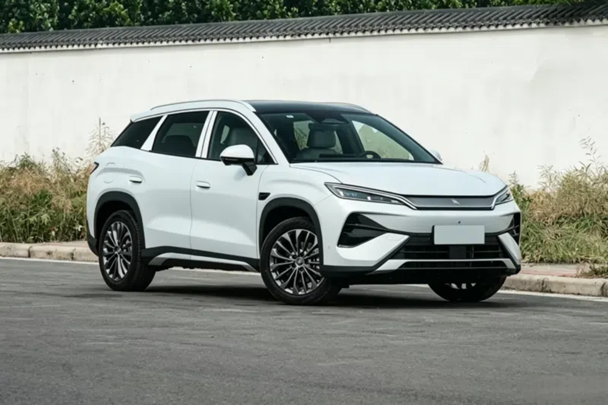 Song Ultra DM-i estreia dia 28 de maio na China: novo SUV da BYD promete 310 km no modo elétrico e sistema "God's Eye" 7 SUV híbrido plug-in branco com 4.850 mm de comprimento , rodas escuras multi-raios e design frontal com faróis LED afilados