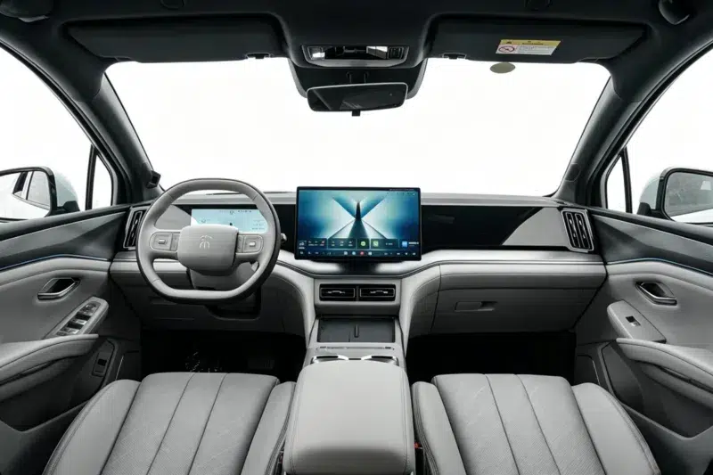 Song Ultra DM-i estreia dia 28 de maio na China: novo SUV da BYD promete 310 km no modo elétrico e sistema "God's Eye" 6 Interior do BYD Song Ultra DM-i mostrando painel minimalista cinza com volante retangular e tela central grande