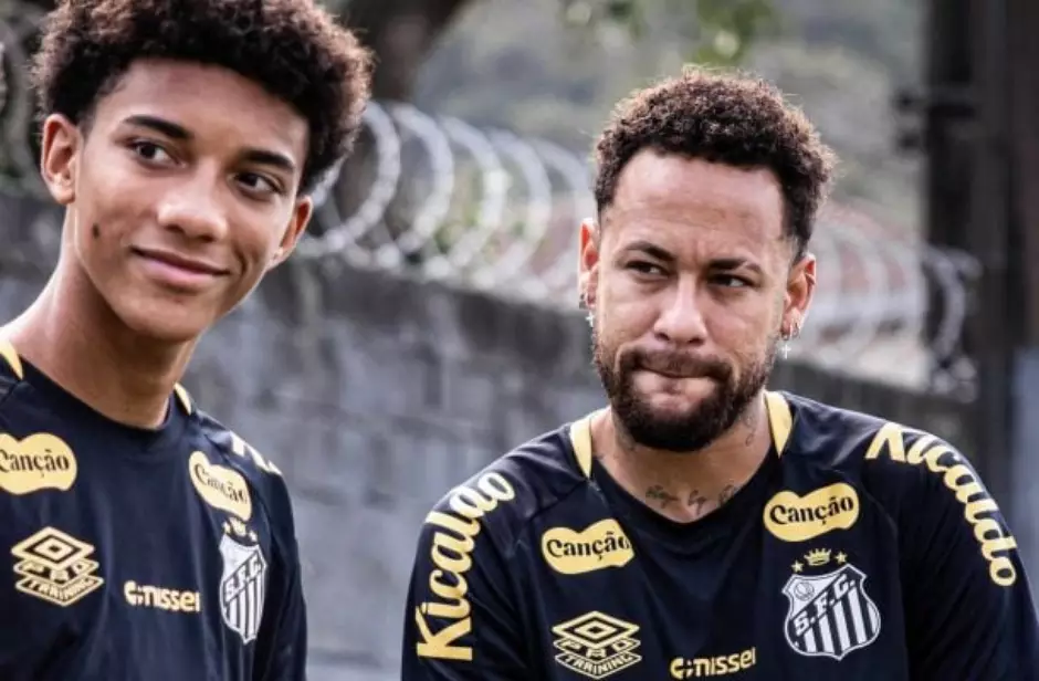 Briga entre Neymar e Robinho Jr. durante treino do Santos termina com pedido público de desculpas 6 Neymar e Robinho Jr. lado a lado, vestindo uniforme de treino preto e dourado do Santos, com patrocinadores visíveis