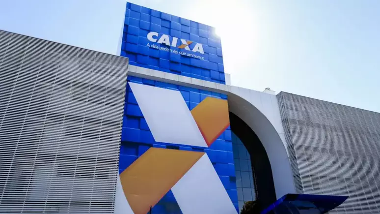 Caixa mantém 158 poupanças de escravizados; herdeiros podem ser indenizados 6 Fachada do edifício sede da Caixa Econômica Federal com logotipo em azul e branco e icônico X colorido