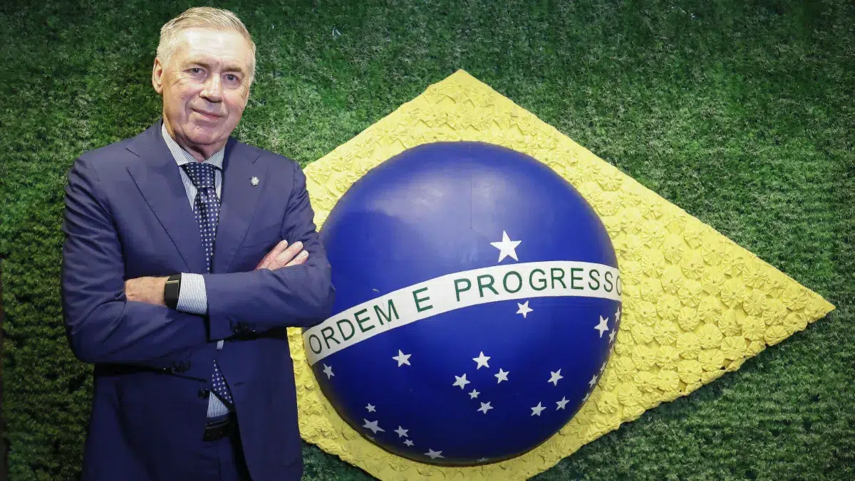Carlo Ancelotti convoca 26 jogadores para Copa no Museu do Amanhã nesta segunda (18): veja horário e onde assistir 6 Carlo Ancelotti de braços cruzados, vestindo terno azul, ao lado de globo azul com inscrição "Ordem e Progresso"