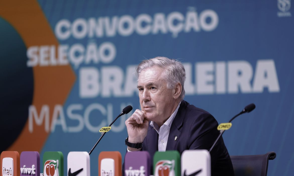 Com ou sem Neymar: veja quem está na pré-lista da seleção brasileira para a Copa 6 Carlo Ancelotti em coletiva da CBF com painel azul escrito "Convocação Seleção Brasileira Masculina" e patrocinadores