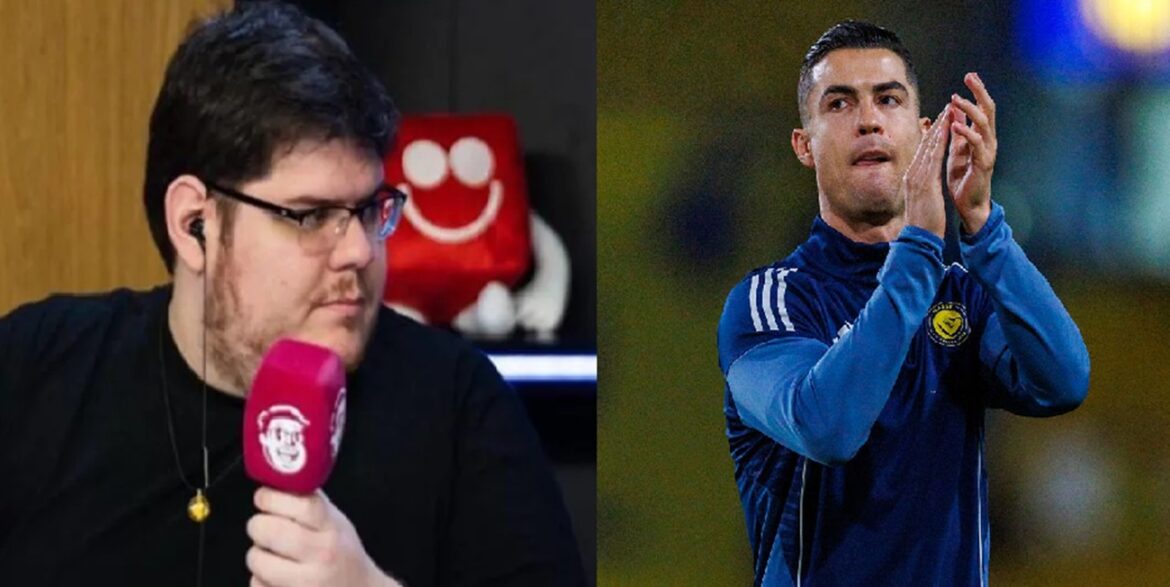 Casimiro segura microfone rosa da CazéTV ao lado de Ronaldo com uniforme de treino azul do Al-Nassr aplaudindo