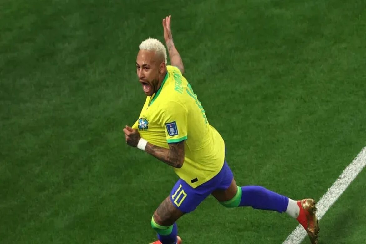 Neymar corre gritando com uniforme amarelo e azul da Seleção, número 10, cabelo loiro platinado, gramado verde