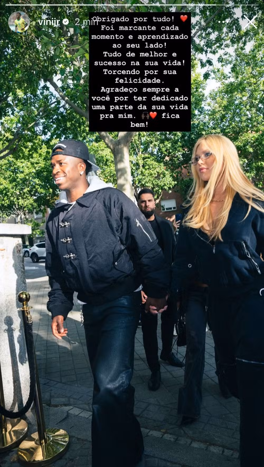 Vini Jr. quebra o silêncio e se pronuncia após término com Virginia 6 Story de Vini Jr. caminhando com Virginia loira de óculos em rua arborizada, com texto de agradecimento pelo relacionamento