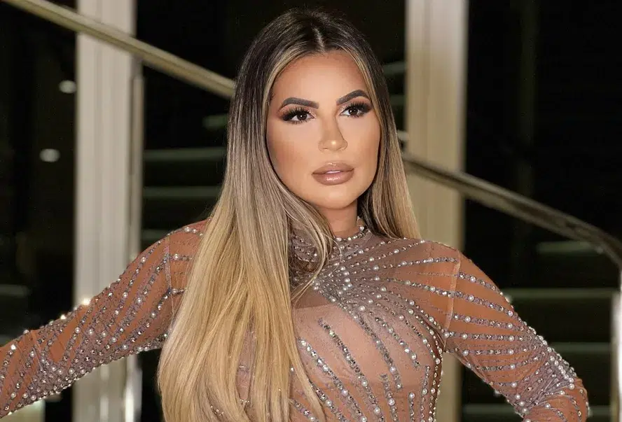 Deolane remove mega hair na prisão: advogada é obrigada a retirar extensão capilar em penitenciária de Tupi Paulista 6 Deolane Bezerra usando vestido nude com pedrarias, cabelos loiros longos com mega hair, maquiagem marcante