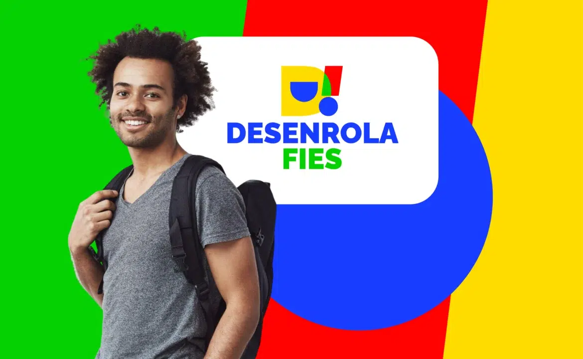 Jovem sorridente com cabelo afro, camiseta cinza e mochila preta ao lado da logomarca do programa Desenrola Fies