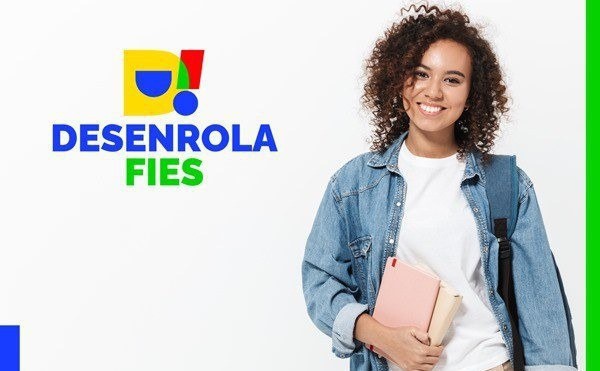 Desenrola Fies: estudantes já podem renegociar dívidas; veja como 6 Jovem sorridente de cabelos cacheados segura cadernos junto ao logo do Desenrola Fies, programa de renegociação estudantil