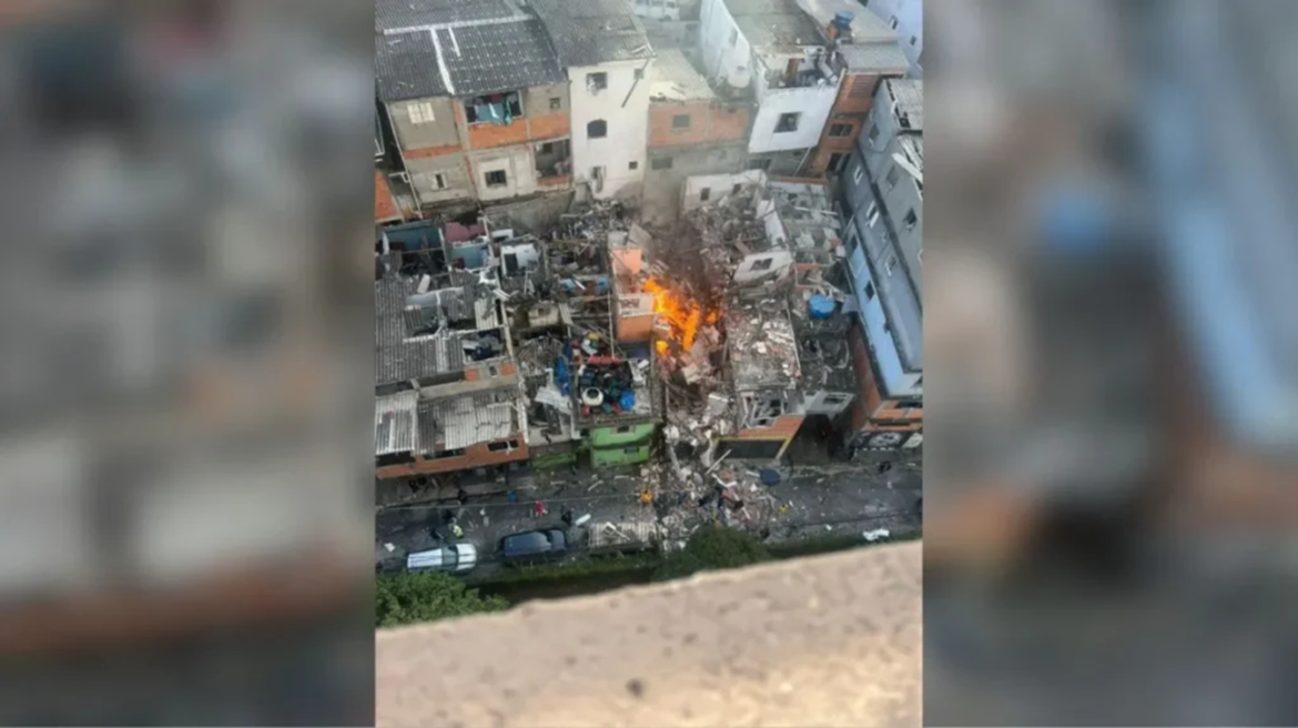 Vista aérea de casas destruídas com fogo ativo e fumaça após explosão de gás no bairro Jaguaré, zona oeste de São Paulo