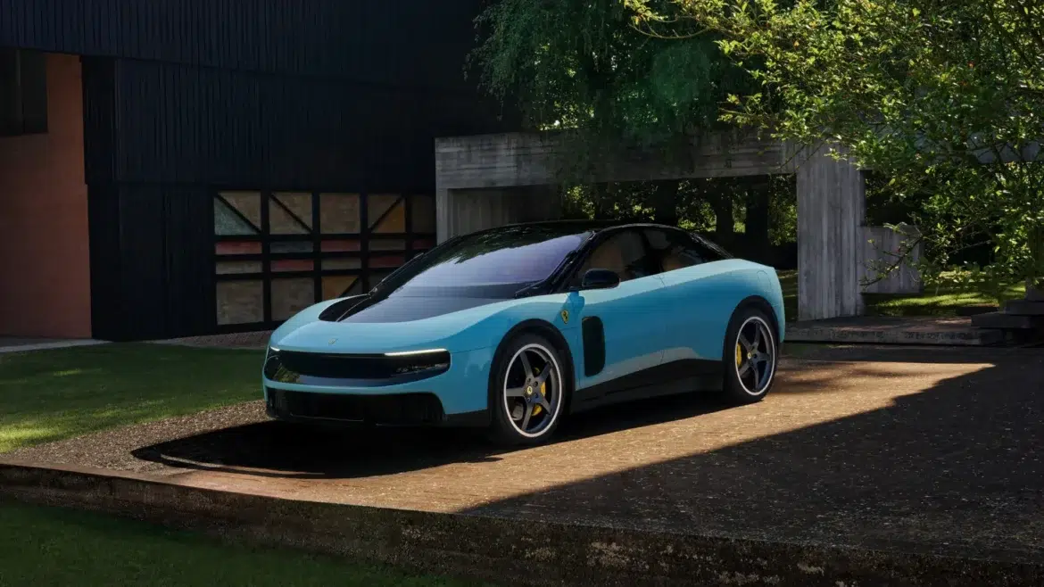 Ferrari Luce azul-claro estacionado em área externa com gramado verde e arquitetura moderna ao fundo