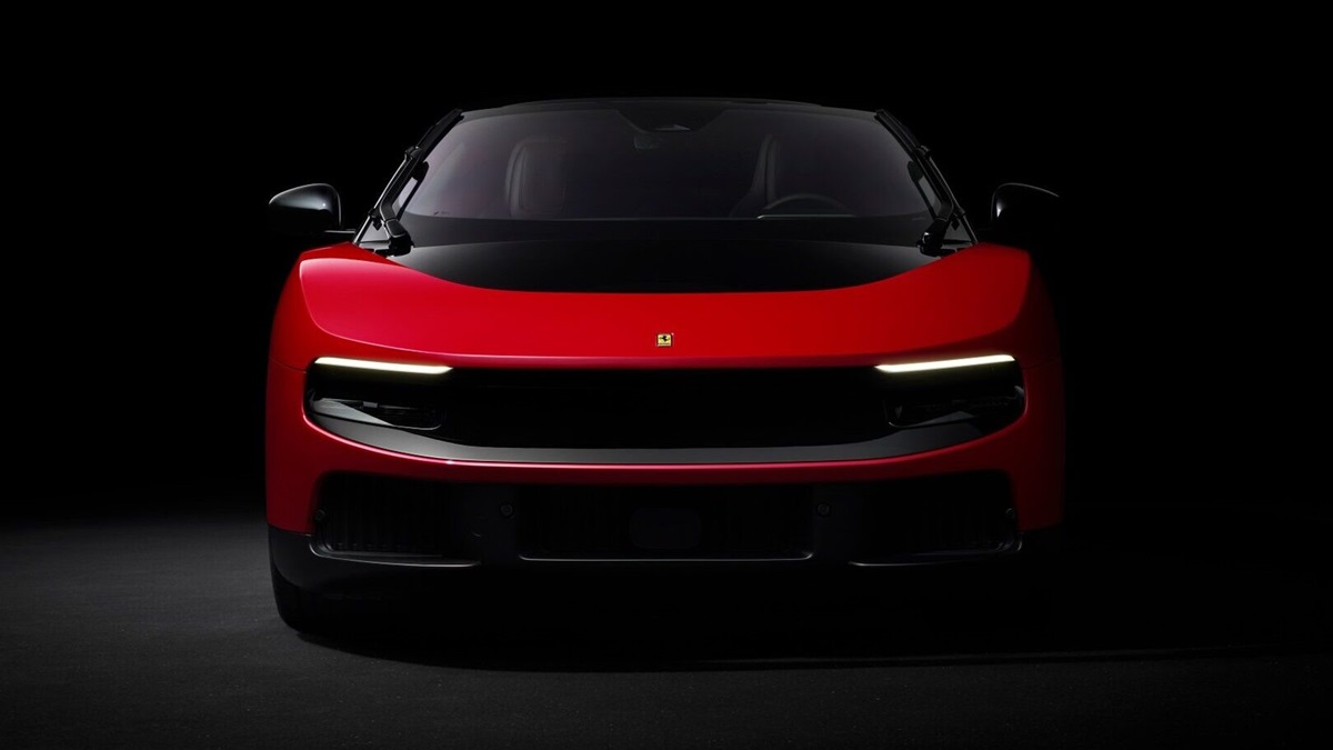 Ferrari rompe tradição e lança 1º elétrico: fãs veem contradição após promessa de só gasolina 6 Vista frontal do Ferrari Luce vermelho com faróis LED em linha, emblema central e fundo preto