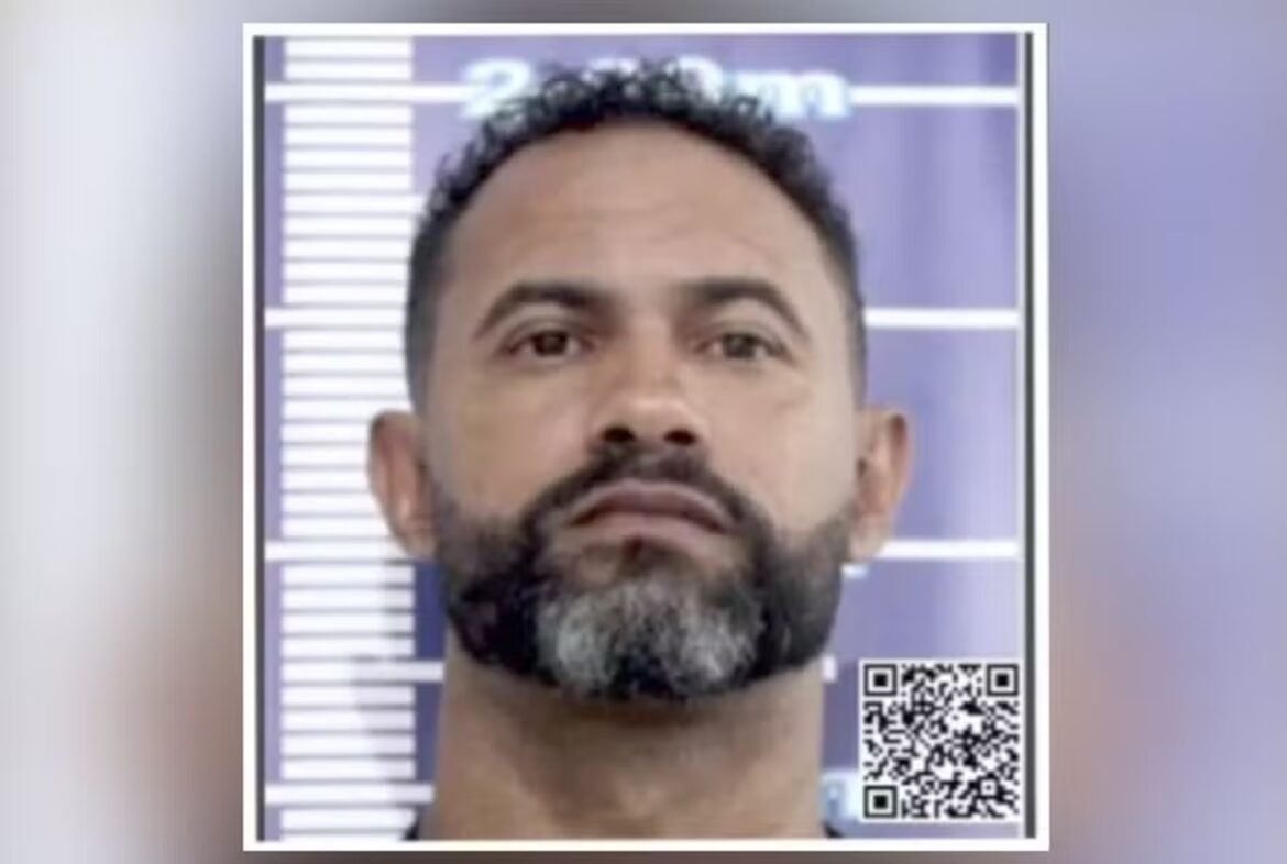 Ex-goleiro Bruno Fernandes, 41 anos, foto 3x4 policial com fundo roxo, barba grisalha e cabelo curto escuro