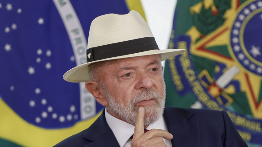 Governo lança programa de renegociação de dívidas nesta segunda; saiba como funciona 6 Presidente Lula usando chapéu Panamá branco com faixa preta diante das bandeiras do Brasil e do Brasão da República
