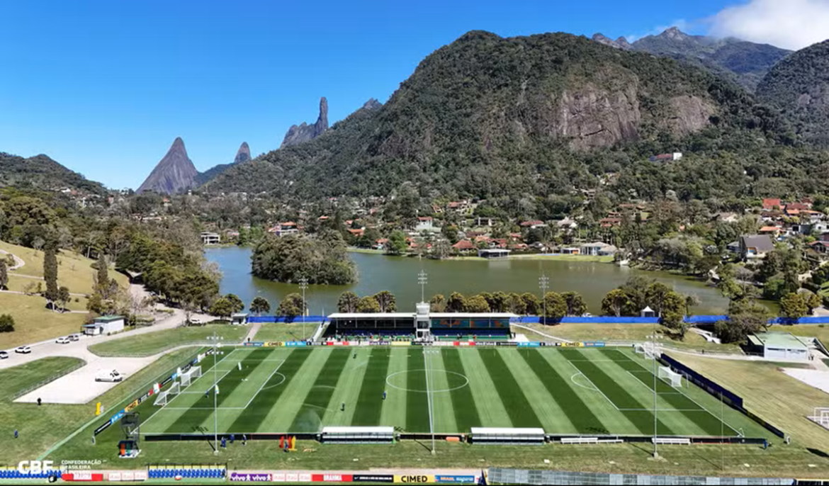 Vista aérea da Granja Comary, centro de treinamentos da Seleção Brasileira em Teresópolis , com campo de futebol, lago e montanhas ao fundo