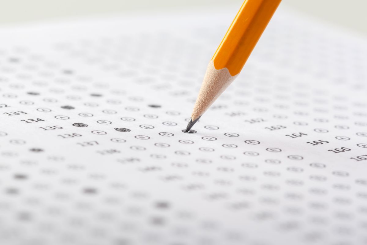Quer se inscrever no Encceja 2026? As inscrições começam nesta segunda-feira 6 Lápis preenche cartão de respostas de prova objetiva, formato usado no Encceja 2026.