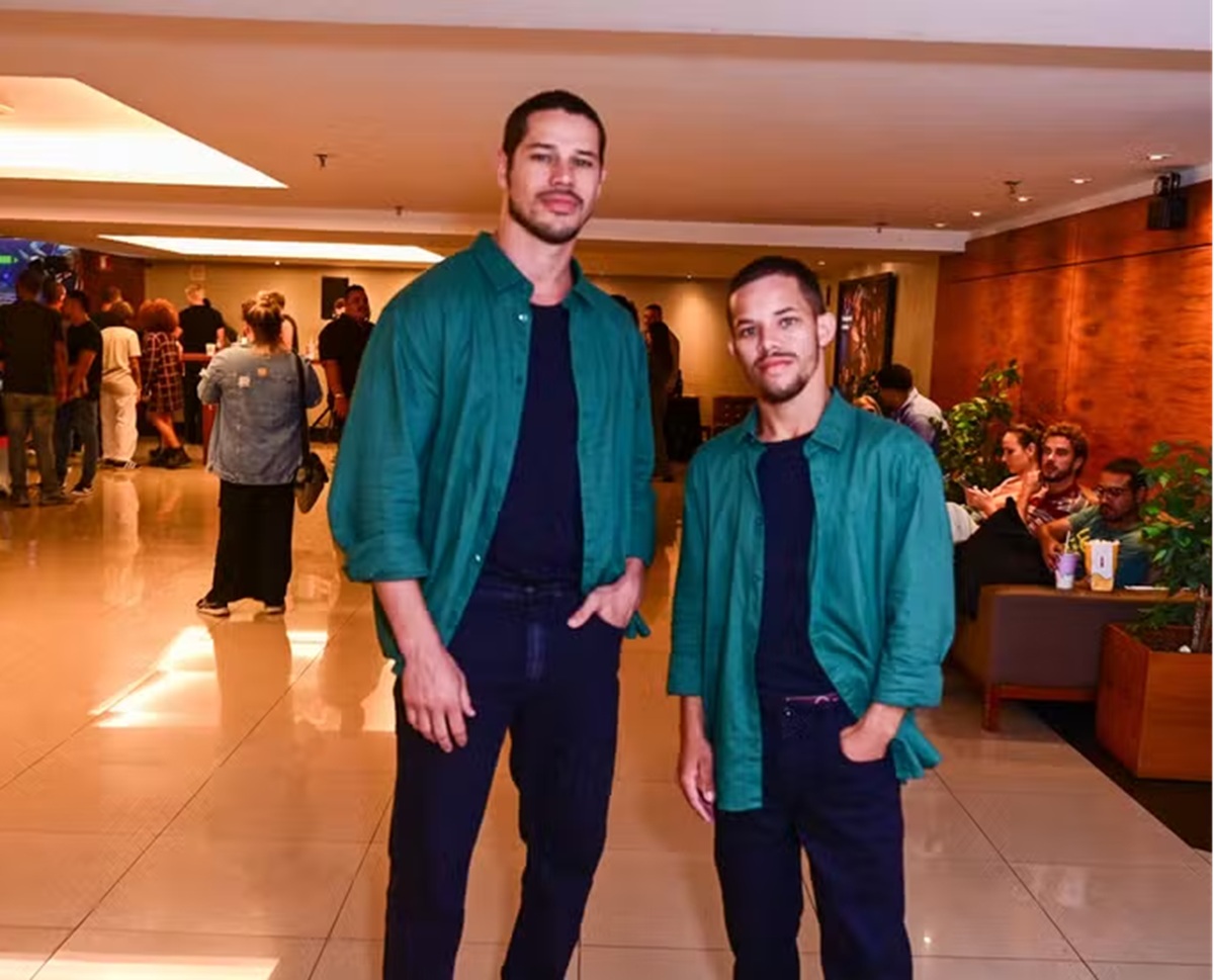 José Loreto encontra sósia paraibano e brinca: 'Vamos fazer DNA!' 6 José Loreto e Lorran Galdino posam lado a lado com camisas verde-esmeralda e camisetas pretas em evento