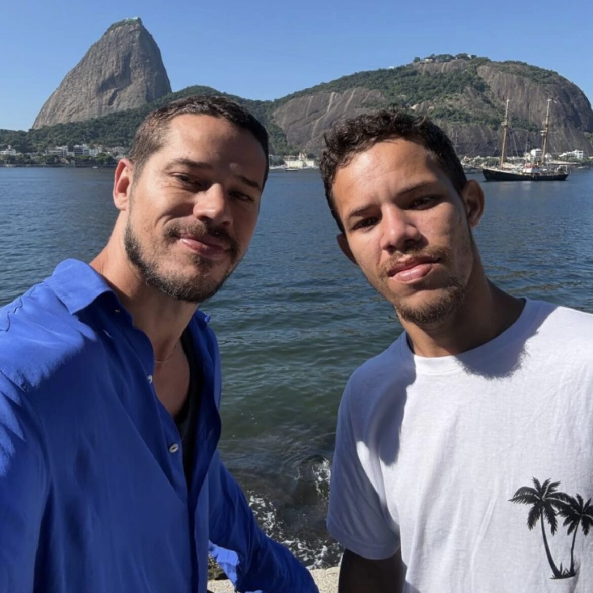 José Loreto, 41 anos , de camisa azul, posa ao lado de Lorran Galdino, 23 anos, de Pombal-PB , com Pão de Açúcar ao fundo