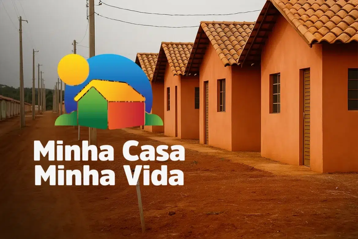 Conjunto habitacional com casas térreas cor laranja e telhado cerâmico, logo do Minha Casa Minha Vida em primeiro plano