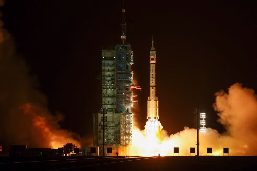 China lança missão espacial com astronauta que ficará um ano no espaço 6 Foguete Long March 2F decola à noite do Centro de Lançamento de Jiuquan levando a nave Shenzhou-23