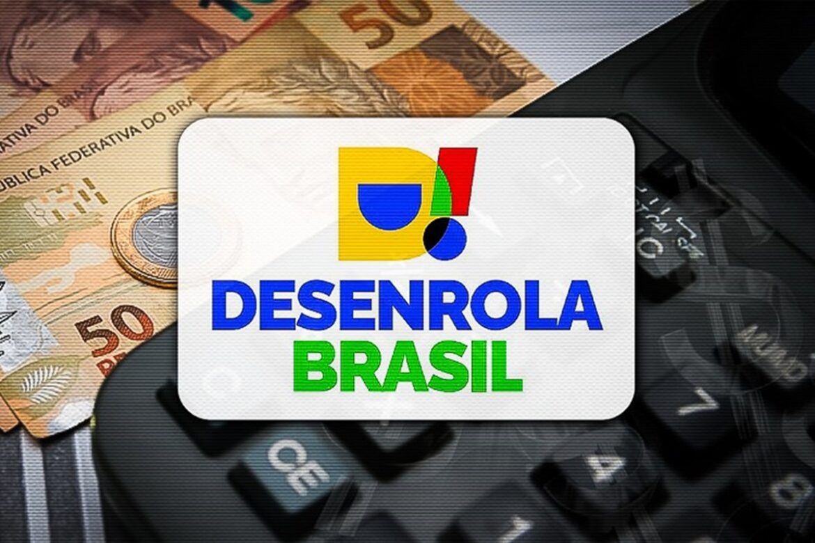 Logo do Desenrola Brasil com cédulas de R$ 50 e moedas brasileiras ao fundo, ao lado de teclado de computador