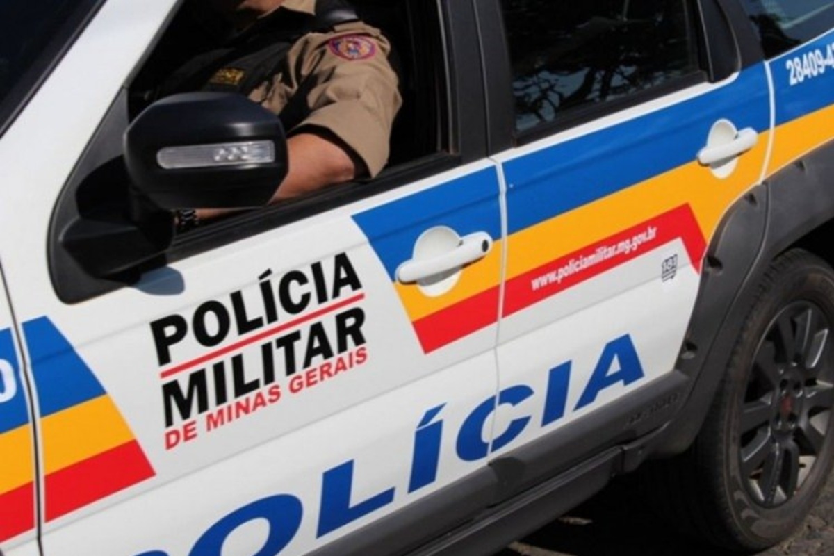 Mulher é presa em MG suspeita de matar filha de 2 anos por envenenamento 6 Viatura branca da Polícia Militar de Minas Gerais com faixas azuis, amarelas e vermelhas e policial uniformizado ao volante