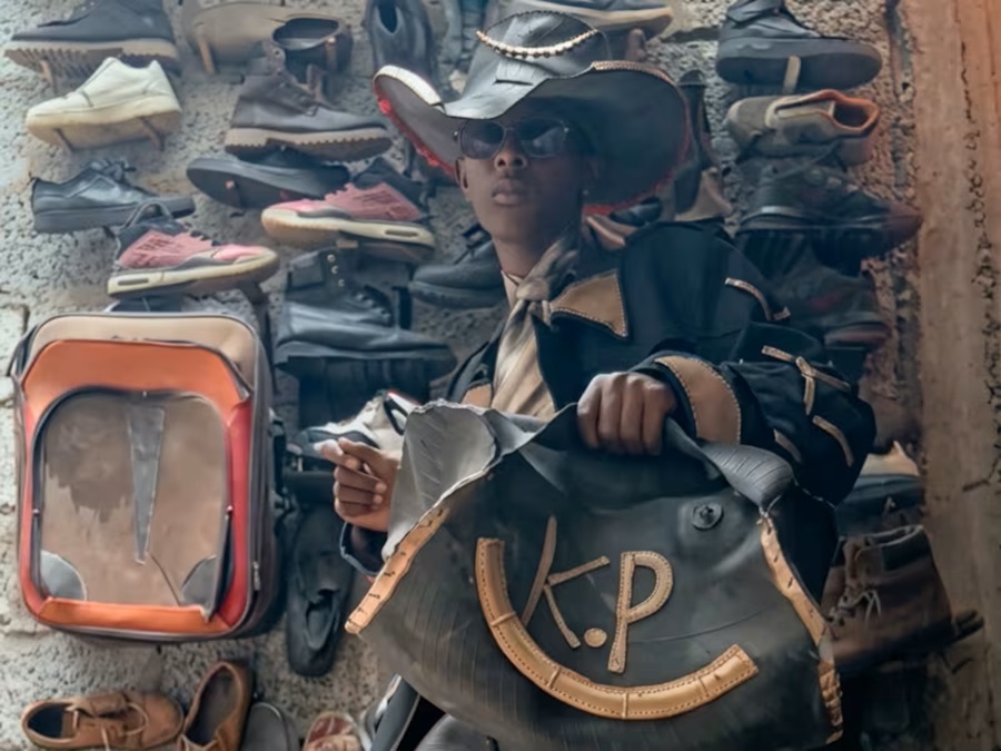 Quem é Kalu Putik, menino de 15 anos que virou fenômeno na internet e ignorou grandes propostas no Instagram 6 Kalu Putik, jovem etíope de 15 anos, segura bolsa de couro reciclado com iniciais K.P., cercado por sapatos usados