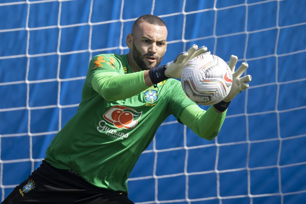 VÍDEO: goleiro desmaia ao saber que foi convocado por Ancelotti para a Copa do Mundo 6 Goleiro Weverton defende bola em treino da Seleção Brasileira, usando uniforme verde com patrocínio Guaraná Antarctica
