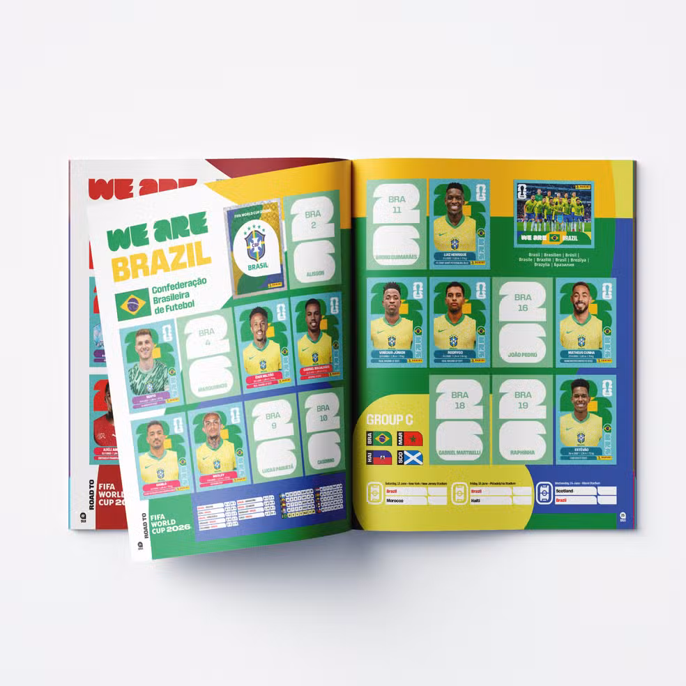 Álbum da Copa 2026 chega com lista do Brasil e preços; saiba onde adquirir 6 Álbum de figurinhas da Copa do Mundo 2026 aberto nas páginas da Seleção Brasileira, mostrando cromos de jogadores como Vinícius Júnior e Rodrygo, além de espaços vazios numerados para colagem em fundo verde e amarelo.