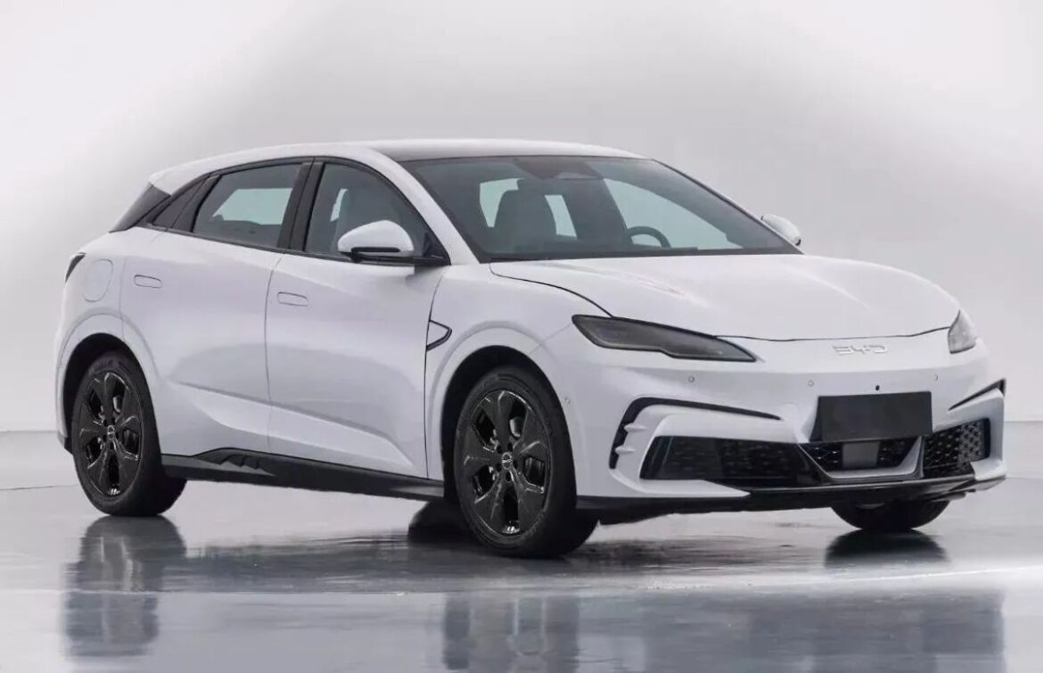 SUV elétrico branco da BYD visto de frente e de lado em estúdio, com rodas escuras e linhas aerodinâmicas