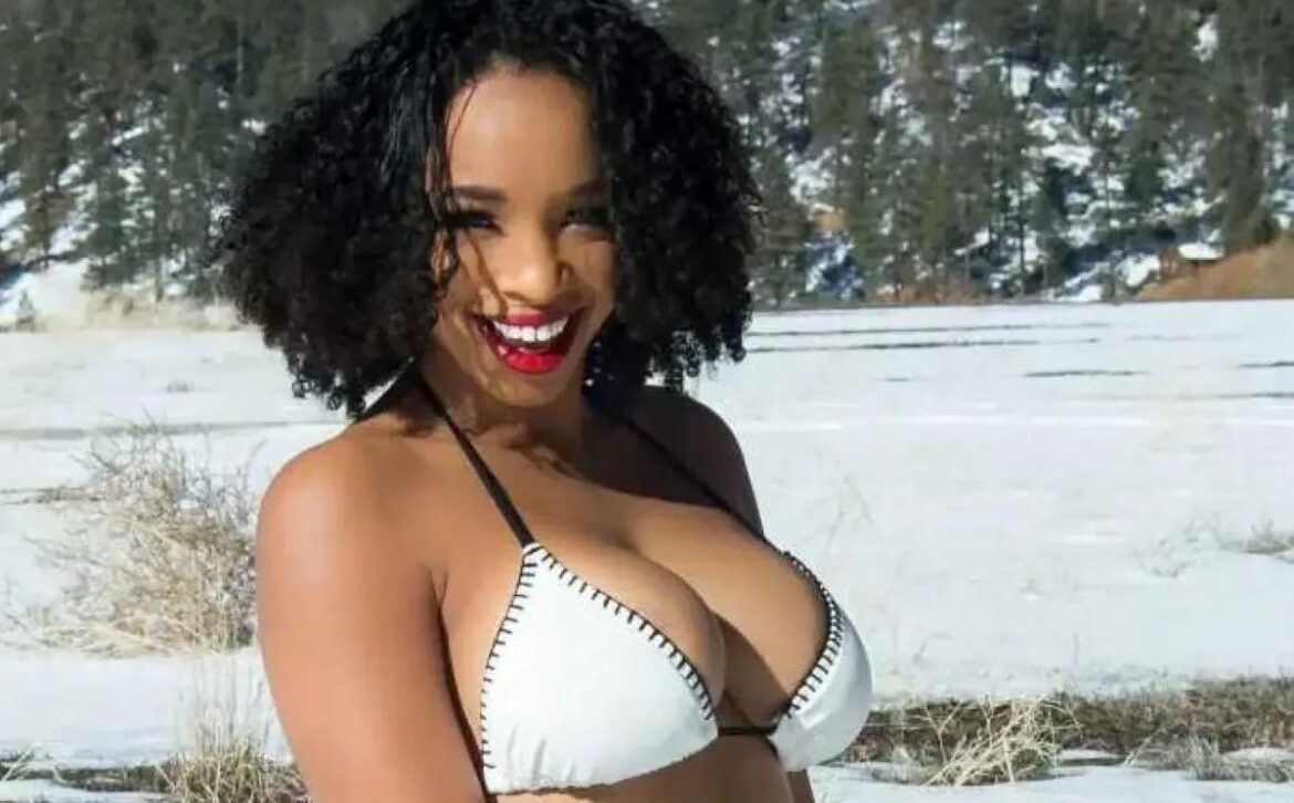 Mulher sorrindo em área com neve ao fundo