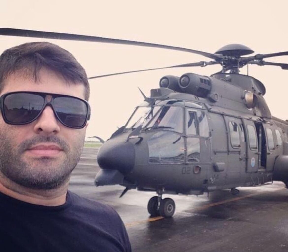 Comandante Felipe ao lado de helicóptero