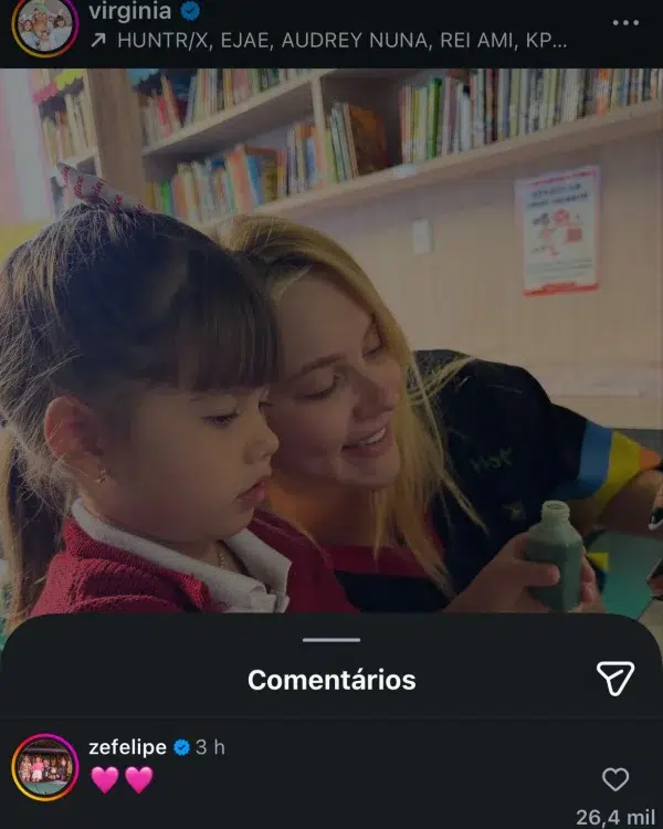 Virgínia recebeu declaração de Zé Felipe antes de terminar com Vini Jr. 6 Virginia loira abraça filha Maria Alice em sala de aula com estante de livros ao fundo, comentário de Zé Felipe com corações