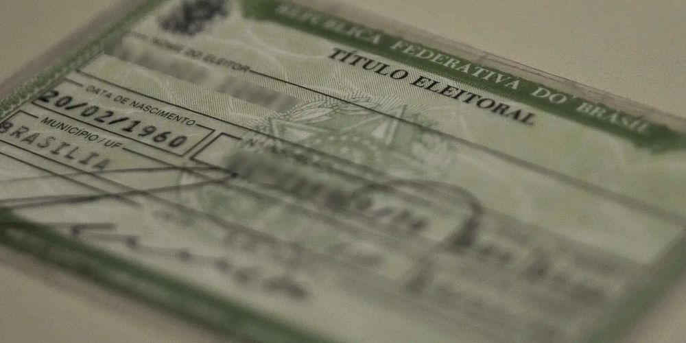 Quarta (06) é o último dia para tirar o título de eleitor e regularizar pendências; não perca 6 Close de um Título de Eleitor brasileiro impresso em papel verde, com foco nos campos de data de nascimento e município.