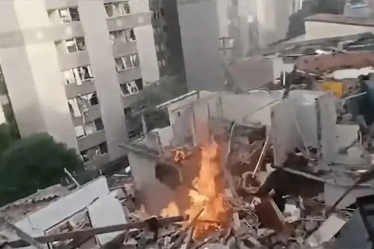 Explosão em São Paulo: veja o que se sabe até o momento 6 Escombros de casas em chamas no bairro do Jaguaré, São Paulo, após explosão de tubulação de gás em maio de 2026