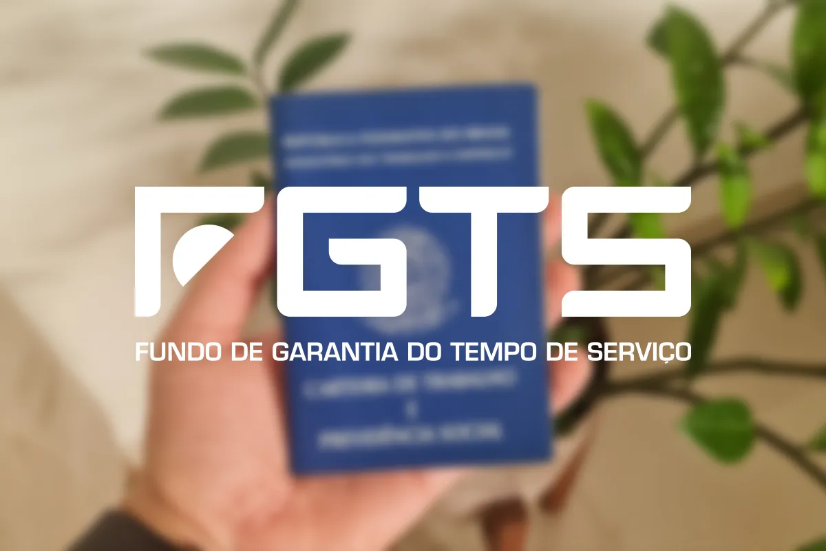 Lula anuncia Novo Desenrola com descontos de até 90% para dívidas 6 Pessoa segurando carteira de trabalho com destaque para o FGTS
