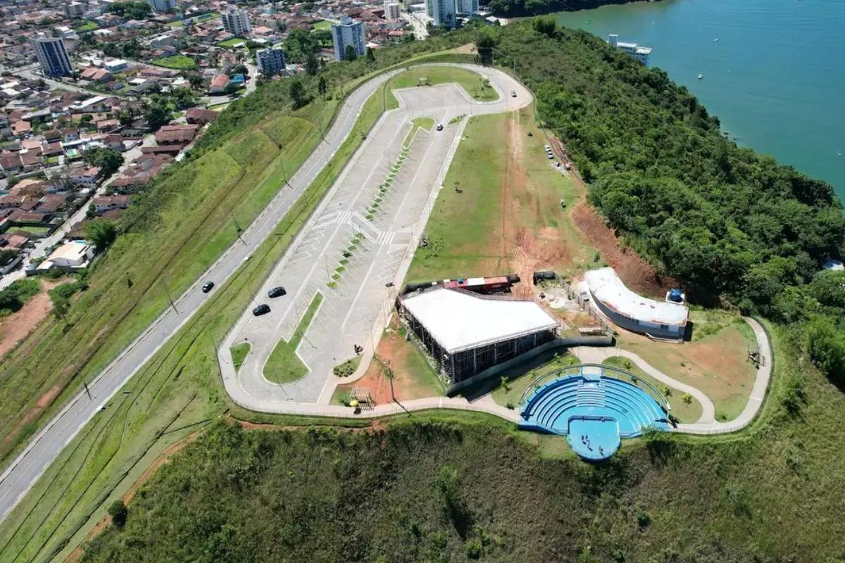 Maior roda-gigante da América Latina será construída no Brasil 6 Vista aérea de morro à beira-mar