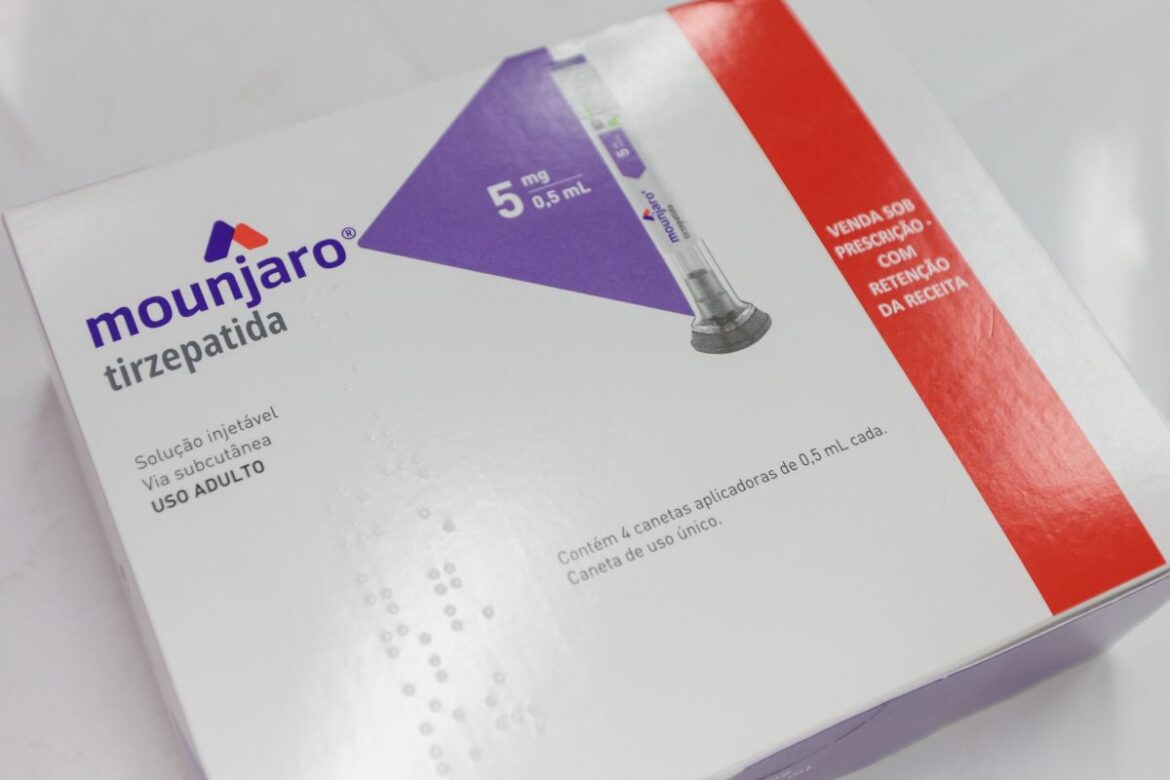 Foto em close de uma caixa branca do medicamento Mounjaro (tirzepatida), com detalhes em roxo e vermelho, indicando dosagem de 5 mg e uso adulto.