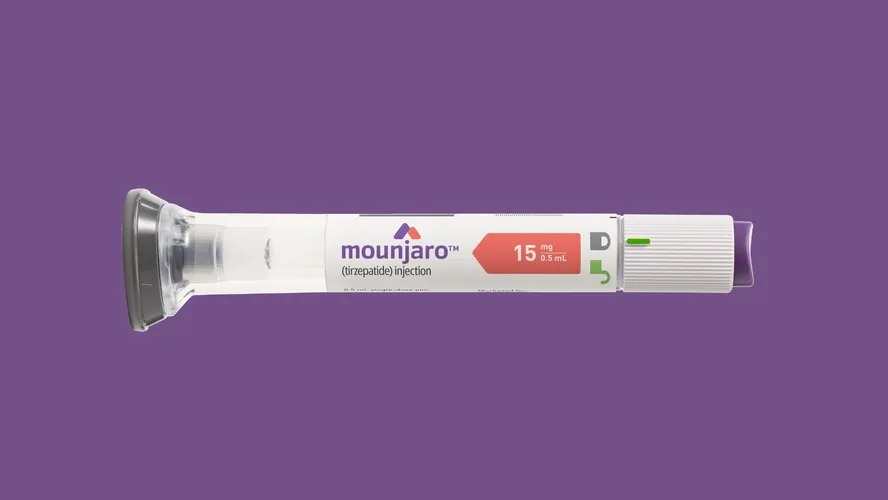 Distribuição gratuita de Mounjaro é aprovada pela Câmara Municipal em município baiano 6 Caneta aplicadora do medicamento Mounjaro (tirzepatida) de 15 mg disposta horizontalmente sobre um fundo roxo uniforme.